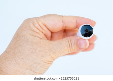 person që mban një kamerë të vogël vëzhgimi spiun, monitorim në distancë, zgjidhje diskrete sigurie, vizion nate, vegël teknologjike me përmasa të vogla, portative, siguri