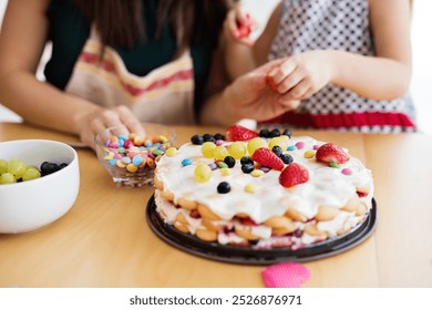 Mẹ và con gái chuẩn bị tiệc sinh nhật, làm và trang trí bánh sinh nhật.