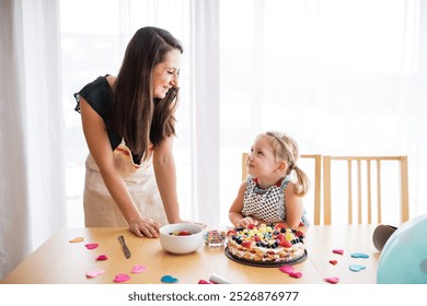 Mẹ và con gái chuẩn bị tiệc sinh nhật, làm và trang trí bánh sinh nhật.