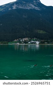 Barco turístico nas águas azul-turquesa do Lago Achen (Achensee), Tirol, Áustria, Europa