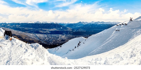 Panoramatický pohled z vrcholu Nordkette na Innsbruck a pohoří, Innsbruck, Tirol, Rakousko