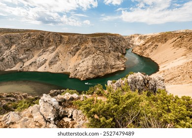 Rio Zrmanja fluindo através do cânion cárstico, paisagem fluvial na Croácia, praias arenosas e plantas verdes durante o verão indiano em um dia ensolarado com céu azul, local de filmagem de filmes famosos