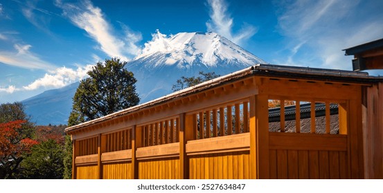 Mount Fuji hannert Haus mat Hierschtblat beim Sonnenënnergang zu Fujikawaguchiko, Japan.