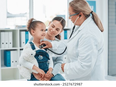 Dítě, matka a lékař se stetoskopem na zkoušku, kontrolu plic a zdravotní péči. Máma, šťastná dívka a pediatr poslouchající hrudník pro lékařský test, srdeční tep nebo dýchání v nemocnici na kardiologii
