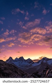 apus incredibil de soare peste munții din Cordillera Blanca din Peru, un loc incredibil cu ghețari și lumini de culoare violet, albastru și portocaliu