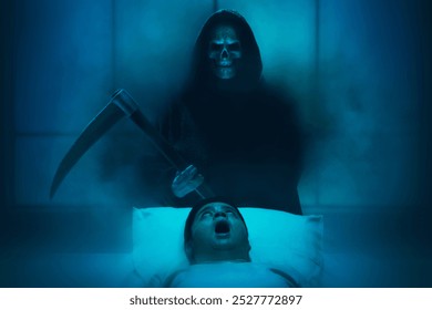 Silhouette des Sensenmanns mit Sense und Rauchnebel tötet Mann im Bett, Halloween-Thema