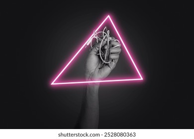 Collage de imágenes de bocetos de obras de arte de tendencia con fondo oscuro, lámpara de luz de neón, forma de triángulo, auriculares de mano, cable, dispositivo antiguo, cápsulas para escuchar música