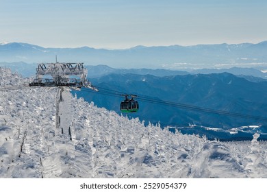 Teleférico y teleférico sobre "monstruos de nieve" congelados por la nieve y el hielo en Zao, Japón
