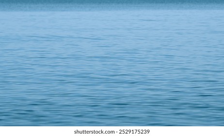 Movimiento del mar. Vista tranquila del océano azul con olas ventosas durante el día. Agua azul clara natural. Tranquilidad.
