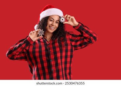 紅色背景上有聖誕雪花的漂亮年輕非裔美國女人