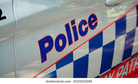 NSW 警察車両のクローズアップ。シドニーでの犯罪。オーストラリアの警察車両。警察車両に刻まれた銘