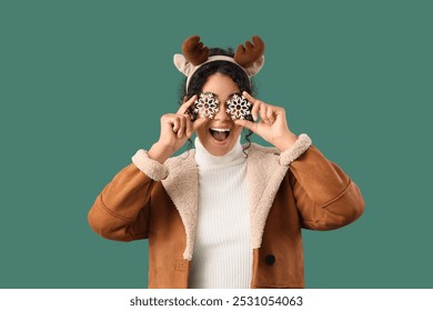 綠色背景上有聖誕雪花的漂亮年輕非裔美國女人