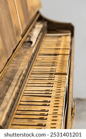 Kekunci piano antik lama hilang dengan kerosakan air kayu yang jelas. Gambar asli piano vintaj dengan kunci terjatuh dari kejauhan dan jelas lapuk