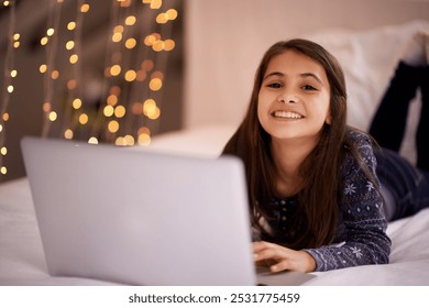 Noc, laptop i portret dziewczyny na łóżku do kreskówki, wyszukaj lub wpisz w Google, zarejestruj się w domu. Komputer, wyszukiwanie i twarz dziecka w sypialni z transmisją strumieniową filmów, serwisem i spokojem