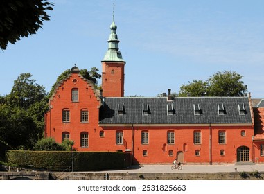 Fasad Istana Halmstad (Halmstads slott), sebuah istana abad ke-17 di sungai Nissan di Halmstad, di wilayah Halland, Sweden