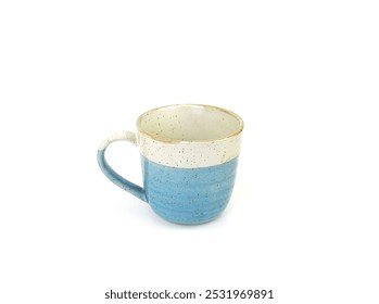 Cawan dua warna kuning air biru kosong dengan titik terpencil pada latar belakang putih. Gunakan untuk rumah atau restoran, reka bentuk makanan. Konsep peralatan dapur dan pinggan mangkuk. Pandangan sisi.