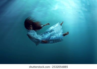 Couverture d'application de méditation. Jeune fille aux cheveux roux, en robe tombant gracieusement dans l'océan, montrant la vie éternelle dans un environnement marin. Concept de surréalisme, de beauté, de mystère et de fantaisie, de liberté