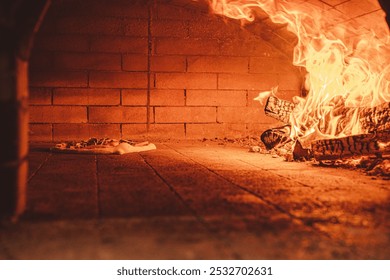 Fuego intenso ardiendo en el interior de un horno. Ideal para anuncios que enfatizan técnicas de cocina tradicionales o rústicas.