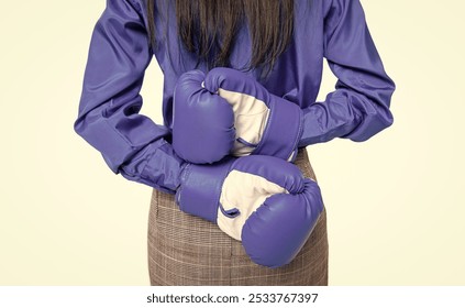 lupta de afaceri a unei femei de afaceri luptătoare. femeie de afaceri lupta una împotriva celeilalte. lupta de afaceri. șeful femeii de afaceri luptă în mănuși de box izolate pe alb. managementul furiei