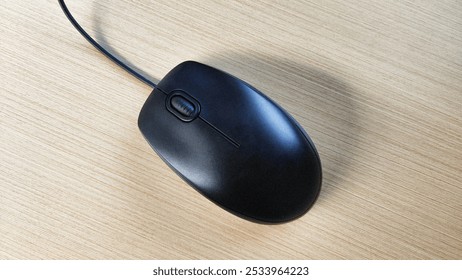 테이블 위의 컴퓨터 마우스