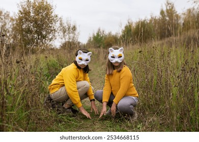 Kand Meedchen an enger Déier Mask an enger Kaz Mask spillt Quadrober. Héich Qualitéit Foto