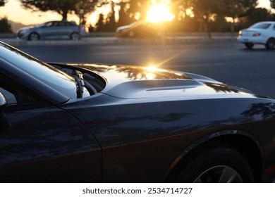 Západ slunce nad Dodge Challenger