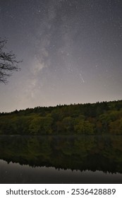 Pe 26 octombrie 2024, o colaborare de lux a cometei C2023 A3 Tsuchinshan-Atlas, Calea Lactee și reflectarea frunzelor de toamnă. Fotografiat la iazul Kotorigaike din Togakushi, orașul Nagano.