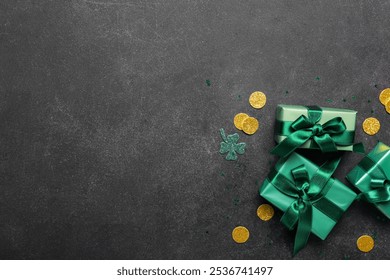 Caixas de presente com trevo e moedas de ouro para a celebração do Dia de São Patrício em fundo preto grunge