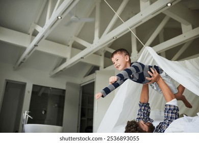 Padre, avión y niño en casa para crear vínculos, relajarse y jugar juntos en la cama el fin de semana. Familia, avión y niño feliz para apoyarse, desarrollarse y divertirse durante la infancia con juegos, avión y superhéroe