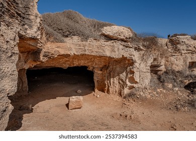 Grotta dei Ciclopi, una grande e spaziosa grotta con due ingressi, uno nascosto da una fitta vegetazione, situata lungo la baia di Konnos (spiaggia di Konos), Ayia Napa, Cipro