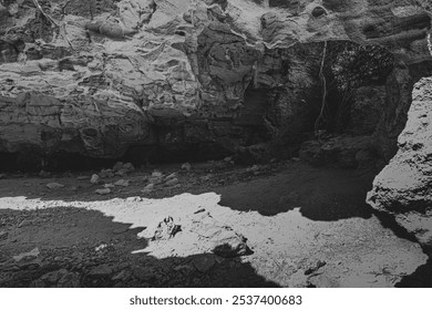 Grotta nascosta sconosciuta, una piccola grotta dal soffitto basso, situata vicino alla famosa Grotta dei Ciclopi lungo la baia di KonnosSpiaggia di Konnos, Ayia Napa, Cipro