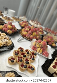 Des bonbons pour la fête ; des gâteaux