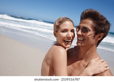 Par, zagrljaj i portret na plaži za druženje, putovanja i tropski odmor sa suncem na pijesku. Muškarac, žena i romantika na otvorenom za putovanje, ljubav i odmor uz ljeto, opuštanje i sreću na Santoriniju