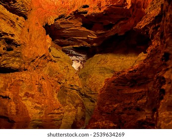 Gua Stark Dekat Danau Ozarks di Missouri.