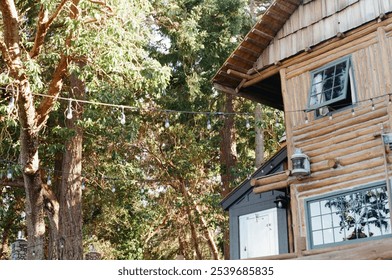 Blockhütte Lichterketten gemütlicher Herbstabend Washington PNW