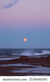 super polna luna nad oceanom