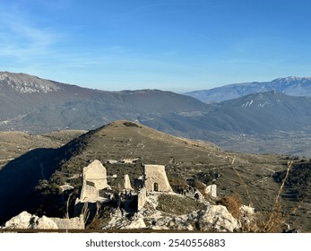 Rocca Calascio: ราชินีแห่ง Gran Sasso ตั้งอยู่ในใจกลางของอุทยานแห่งชาติ Gran Sasso และ Monti della Laga Rocca Calascio ตั้งตระหง่านเหนือ Abruzzo อย่างสง่างามด้วยปราสาทยุคกลางโบราณ