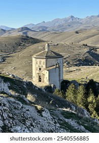 Rocca Calascio: ราชินีแห่ง Gran Sasso ตั้งอยู่ในใจกลางของอุทยานแห่งชาติ Gran Sasso และ Monti della Laga Rocca Calascio ตั้งตระหง่านเหนือ Abruzzo อย่างสง่างามด้วยปราสาทยุคกลางโบราณ