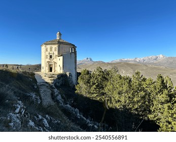 Rocca Calascio: ราชินีแห่ง Gran Sasso ตั้งอยู่ในใจกลางของอุทยานแห่งชาติ Gran Sasso และ Monti della Laga Rocca Calascio ตั้งตระหง่านเหนือ Abruzzo อย่างสง่างามด้วยปราสาทยุคกลางโบราณ