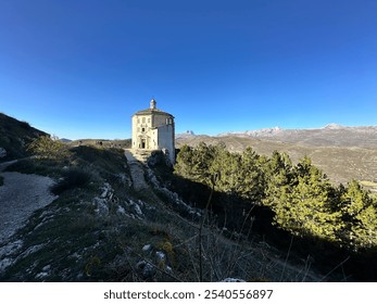 Rocca Calascio: ราชินีแห่ง Gran Sasso ตั้งอยู่ในใจกลางของอุทยานแห่งชาติ Gran Sasso และ Monti della Laga Rocca Calascio ตั้งตระหง่านเหนือ Abruzzo อย่างสง่างามด้วยปราสาทยุคกลางโบราณ