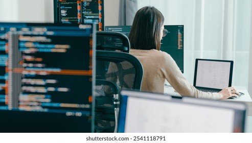 Jonk erwuesse asiatesch Fra, Freelance Brëll, tippen, schreiwen, prompt, KI Bot, IT App, Smart Programm, Nomad, Videospill, Terminal mat Programméierung, Benotzerinterface, Designer, Big Data Center op Desktopcomputer.