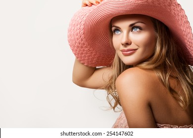 Ciérrese encima de la muchacha hermosa, retrato de la mujer joven. Perfil de mujer atractiva. Mujer con un sombrero de melocotón en la cabeza, modelo hermosa cara y piel suave. Retrato de belleza de Summer Gi, el rostro de la mujer