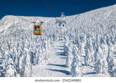 Teleférico y telesillas en la estación de esquí de Zao Onsen en Japón