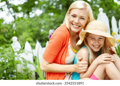 Portret, nënë e lumtur dhe fëmijë relaksohen në kopsht për dashuri, kujdes dhe lidhje së bashku. Fytyrë, vajzë dhe fëmijë me mamanë jashtë për lidhje familjare, marrëdhënie dhe vajza me kapelë me prindin në SHBA