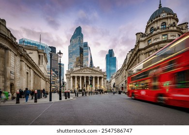 Sončni zahod v Londonu v Angliji s prometom potnikov in cest pred Bank of England