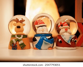 Figur dekorasi yang terinspirasi dari Natal. Miniatur Sinterklas, Rudolph, dan penguin yang terbuat dari keramik di samping lampu garam.
