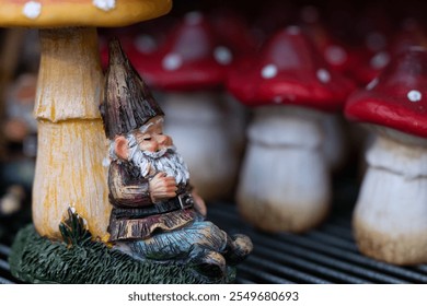 Um gnomo de jardim excêntrico descansa pacificamente em frente a um cogumelo amarelo, cercado por cogumelos vermelhos vibrantes, evocando um cenário de floresta mágico e de conto de fadas com detalhes intrincados.