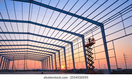 Construcție fabrică structură metalică fundal cu siluetă sudor muncitor pe schele electrice lucrează ore suplimentare pentru sudarea structurii de perete din aluminiu în șantier pe cerul apusului