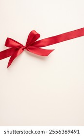 부드러운 크림색 배경 위에 아름다운 빨간색 리본이 세로로 배열된 디자인으로, 선물 포장과 명절 분위기에 완벽하게 어울립니다. 우아함과 축제 분위기를 더해주는 이 디자인은 생일, 결혼식, 크리스마스 선물에 제격입니다.