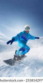 Snowboarder în ținută retro albastră alunecând lin, creând energie dinamică cu zăpadă zburând pe un fundal montan uimitor. Concept de sport extrem, stațiune de schi, vacanță de iarnă. Reclamă.